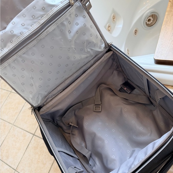 Swiss gear carryon roller bag like new - Picture 5 of 8